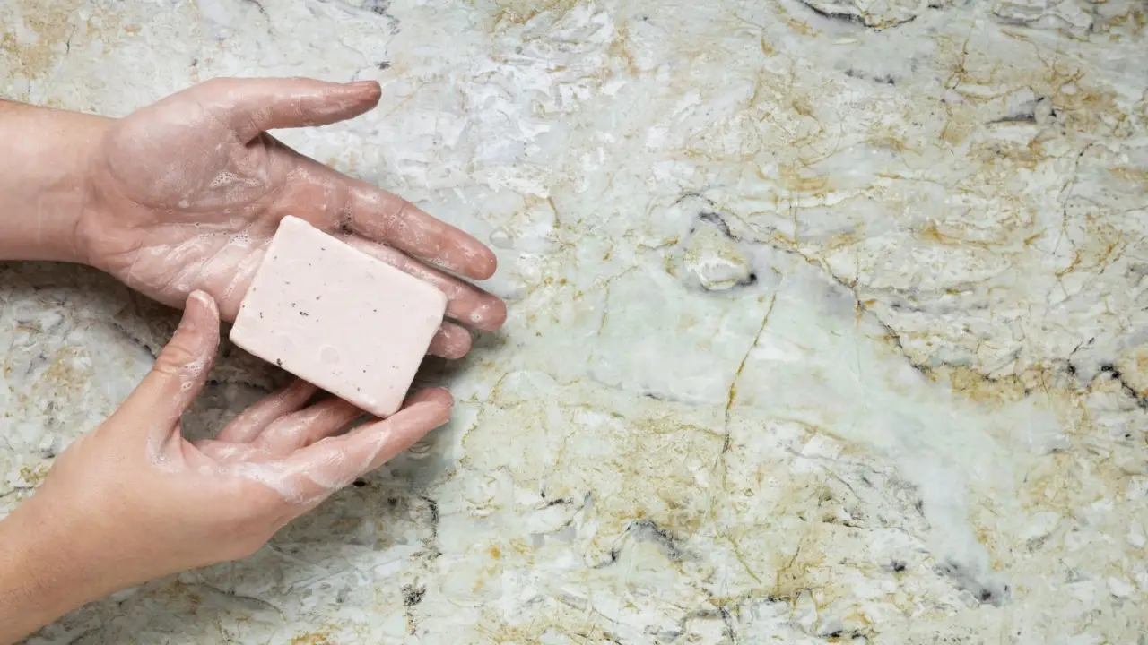 Come trasformare il tradizionale sapone solido in sapone liquido fatto in casa: consigli pratici e curiosità
