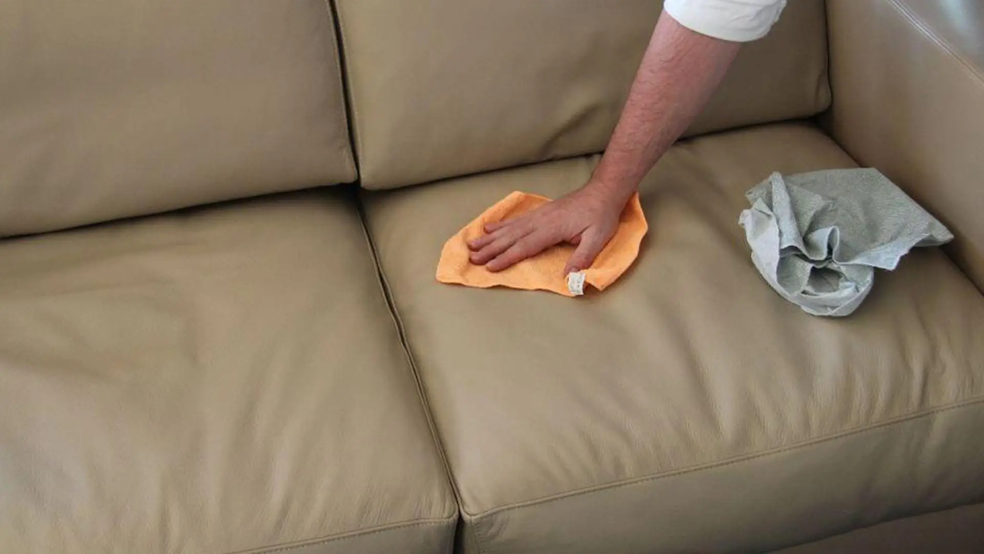 Pulire il divano senza aspirapolvere: metodi semplici e consigli utili per una casa sempre in ordine