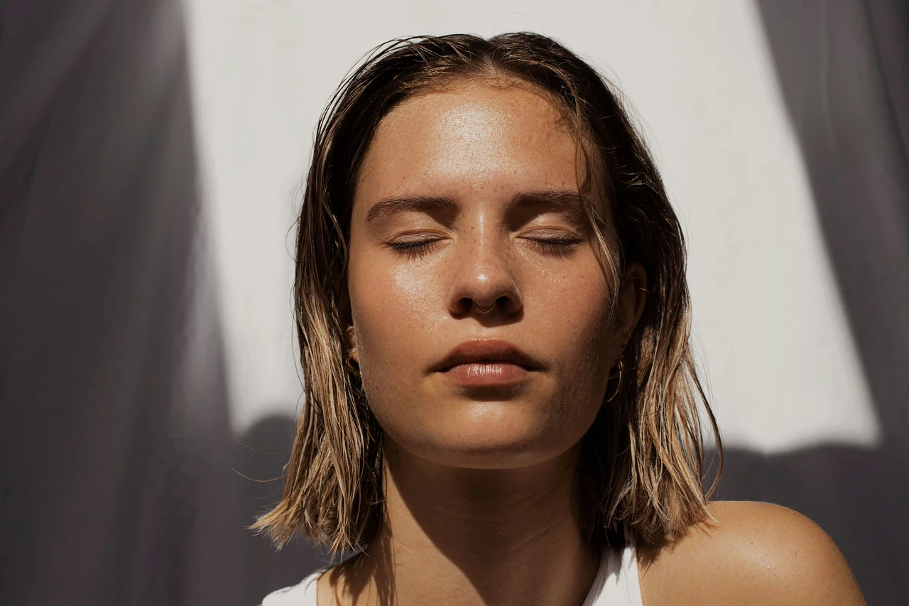 Viso dorato anche senza vacanze: i trucchi per un’abbronzatura perfetta
