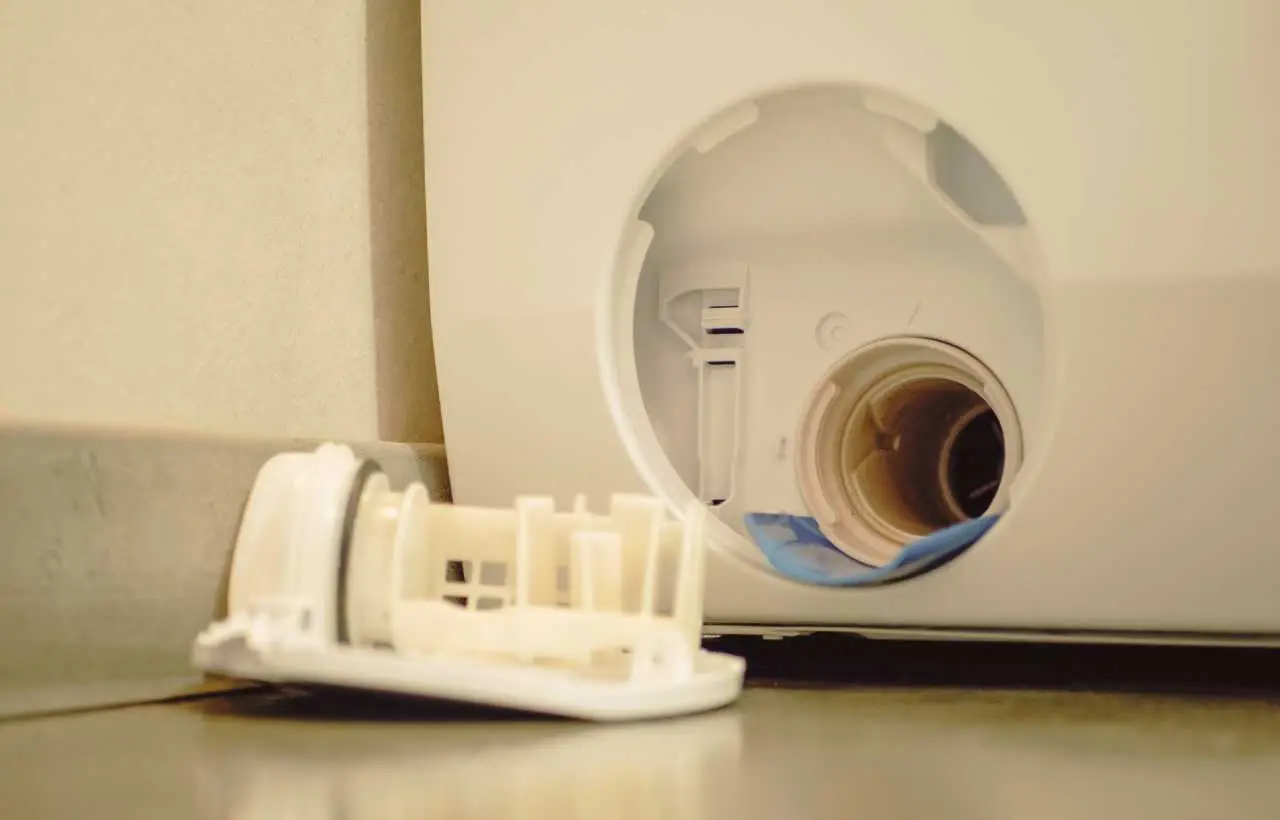 Scopri come pulire sotto la lavatrice senza fatica: il metodo che fa risplendere anche gli angoli nascosti