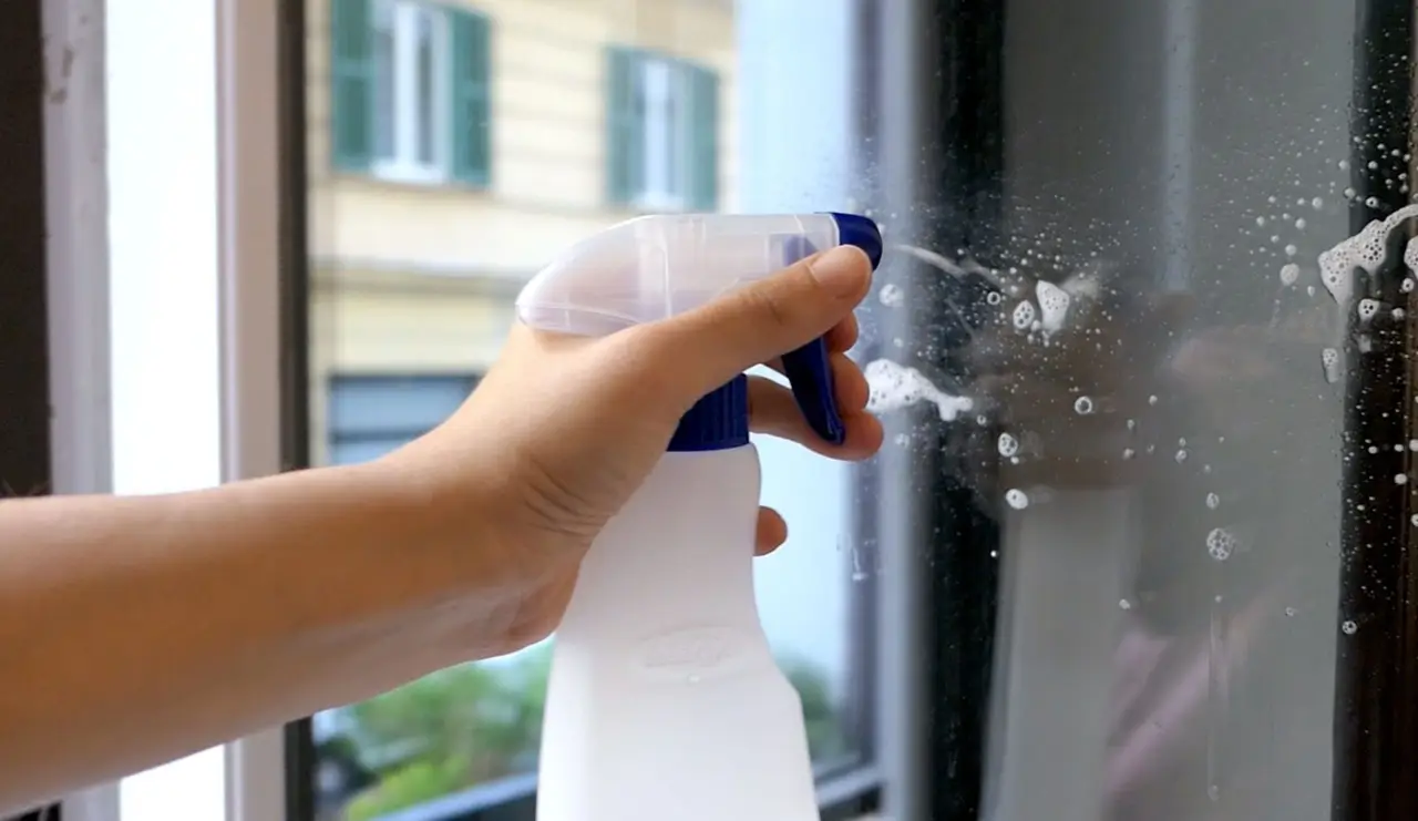 Il rimedio naturale per eliminare grasso ostinato: la miscela semplice che tutti possono preparare