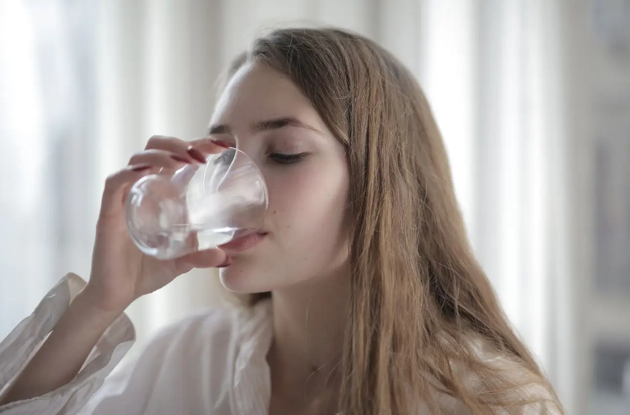 Acqua calda prima di dormire: ecco perché tutti stanno provando questo trucco per un sonno migliore