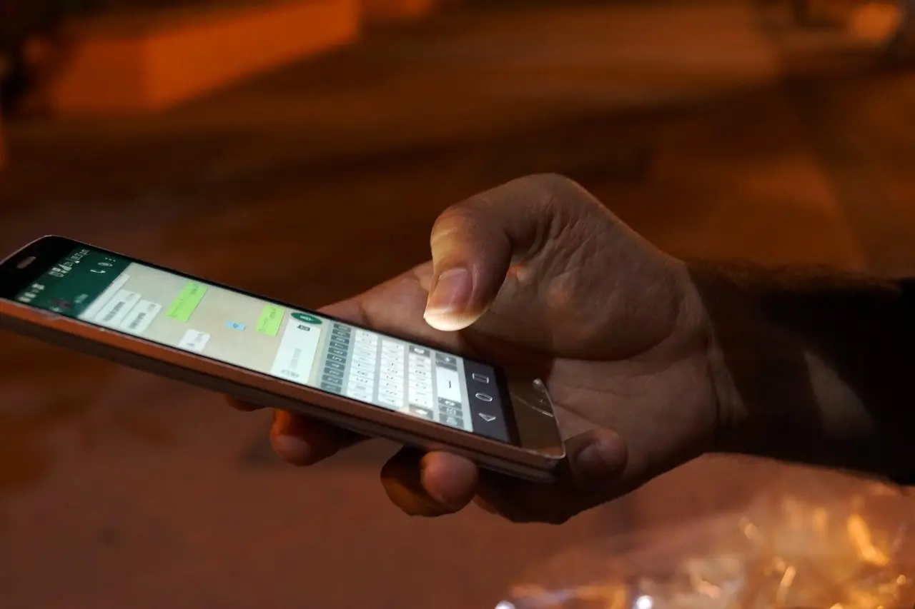 Pensi che il tuo telefono sia spiato? Ecco il codice segreto per scoprirlo subito